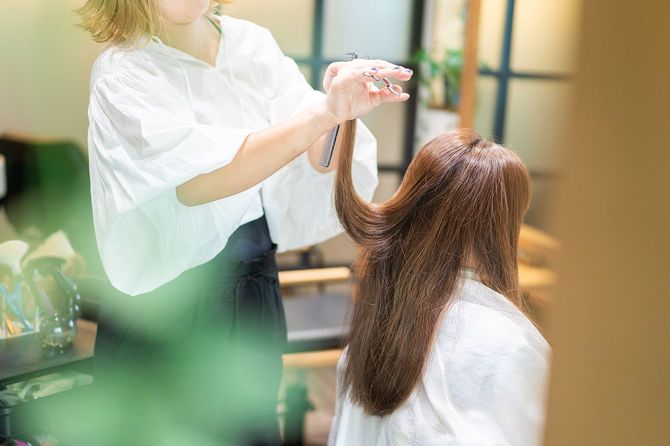 女性に散髪を与える美容師