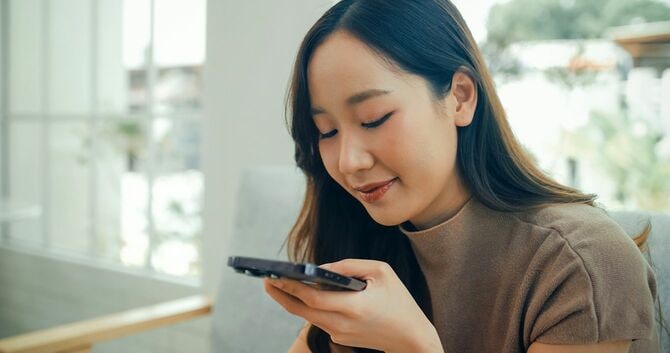 スマホに向かって話す女性