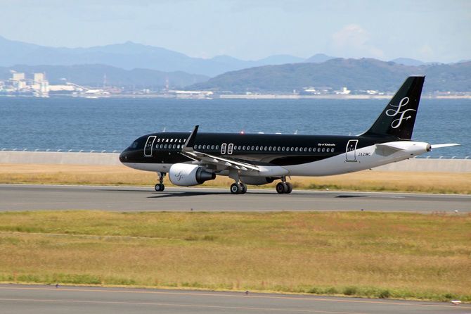 北九州空港の滑走路を走行するエアバスA320型機