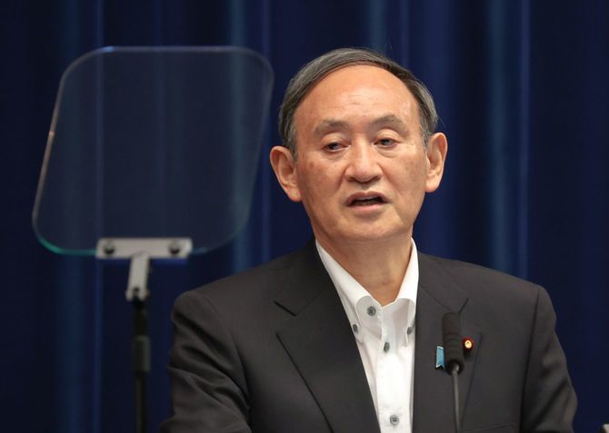 緊急事態宣言の延長などを決め、記者会見する菅義偉首相＝2021年5月7日、首相官邸
