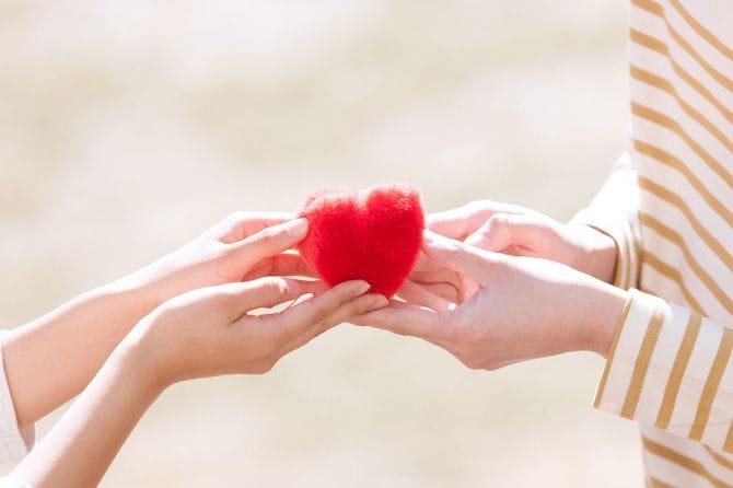 ハートを手渡すイメージ