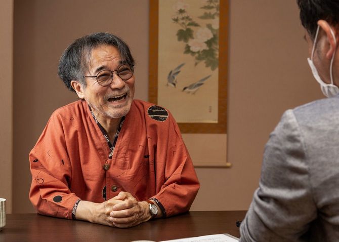 インタビュアーと楽しそうに話す稲川さん