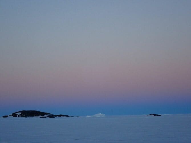 地平線の近くに薄青く映し出される「地球影」