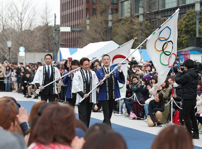 東京五輪/フラッグと共に登場したTOKIO