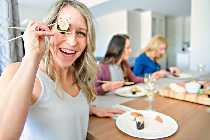 寿司パーティではしゃぐ白人女性
