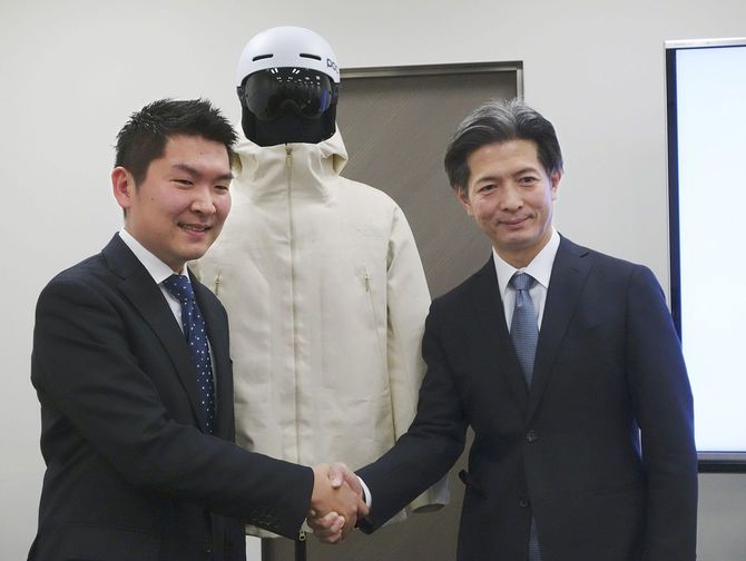 握手する両氏 人工クモ糸の量産支援