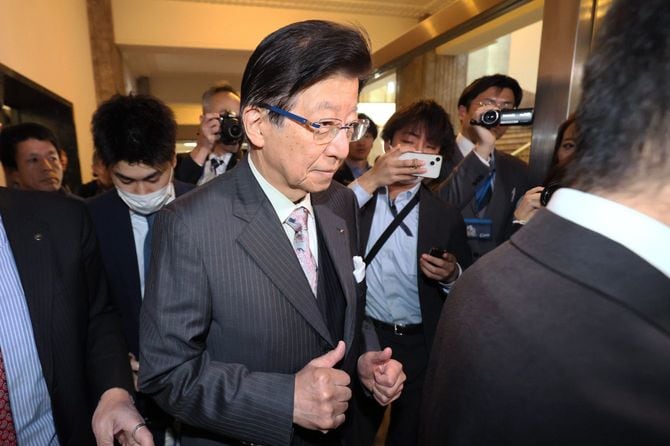 退職届を提出し、報道陣に囲まれながら知事室に向かう静岡県の川勝平太知事（中央）＝2024年4月10日午前、静岡市