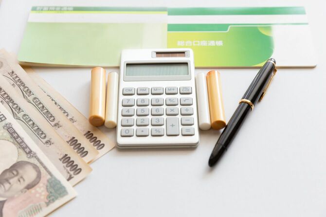 一万円札、電卓、印鑑、通帳、ペン