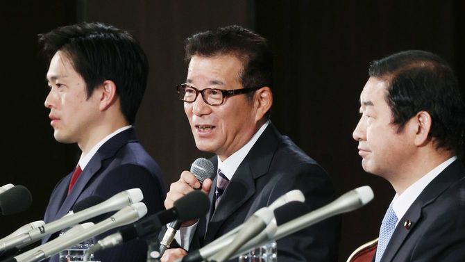 住民投票の結果を受け、記者会見する松井一郎大阪市長（中央）と吉村洋文大阪府知事（左）、公明党大阪府本部の佐藤茂樹代表＝2020年11月1日夜、大阪市北区
