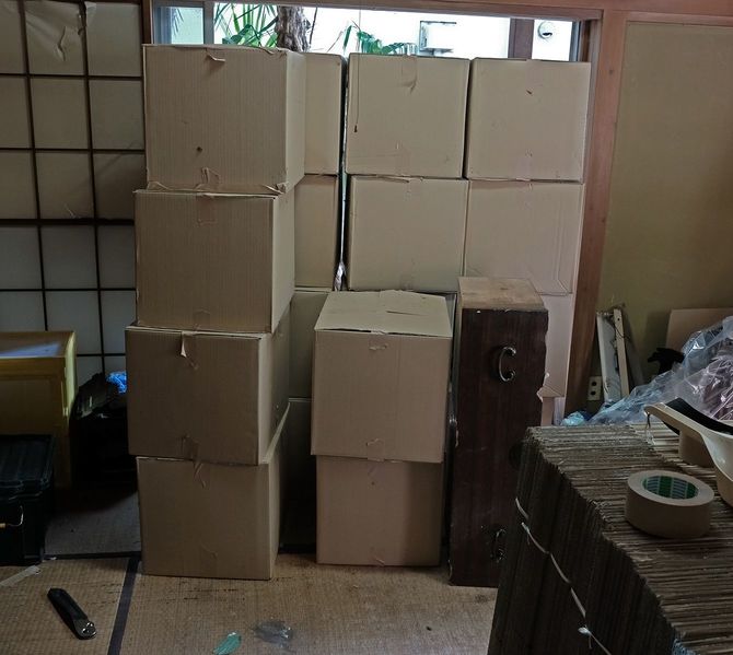 作業の終わった様子。段ボールに詰め込み、トラックで運び出す。