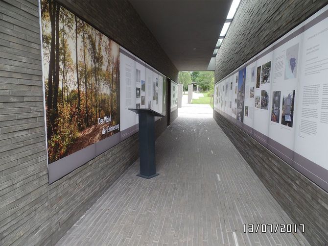 筆者が訪れた時の「記憶の森」。人里離れたところにひっそりとある印象で、150m続く道のスタート地点には海外に展開している基地が紹介されている。