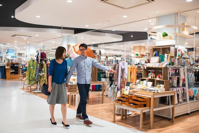 デパートの若いカップル
