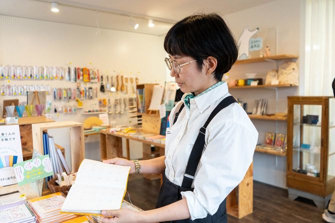 左利きの手帳を説明する礼さん