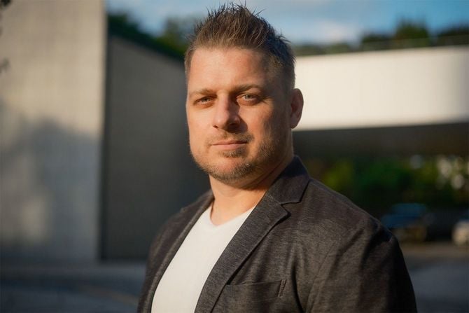 ライオーン・マカヴォイ監督