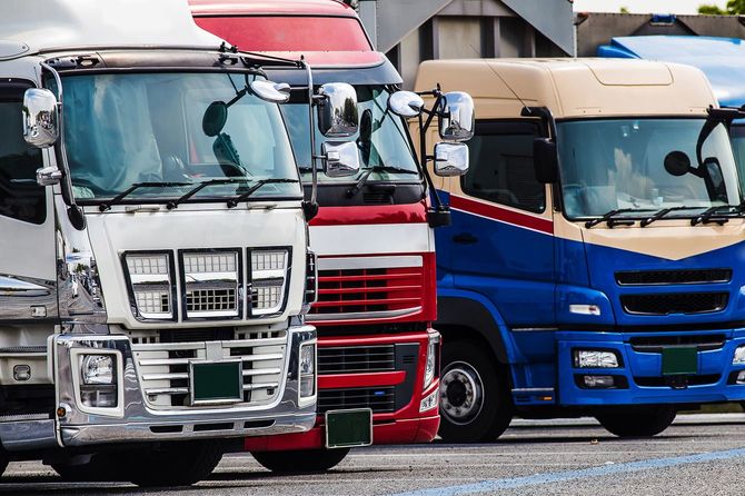 駐車場に並ぶ大型トラック