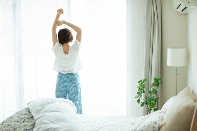 自宅で過ごす若い女性