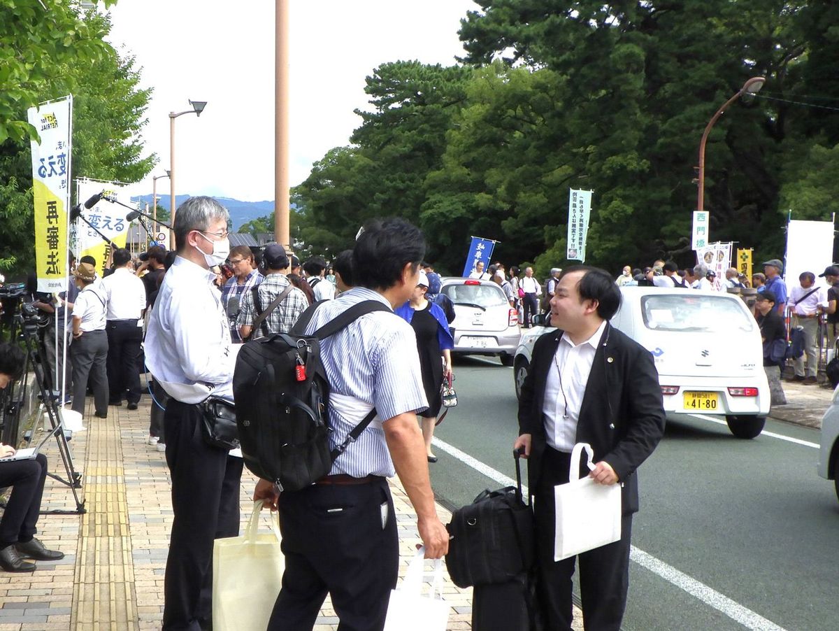 9月26日静岡地裁前のメディアら関係者