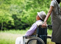 介護人材に主婦をアテにする政府の大誤算