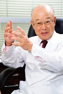 <strong>奥村 康●順天堂大学医学部特任教授（免疫学講座）・アトピー疾患研究センター長</strong>。1942年生まれ。千葉大学医学部卒、同大学院医学研究科修了。スタンフォード大学医学部留学、東京大学医学部講師を経て、84年より順天堂大学医学部免疫学講座教授。医学博士。2000年順天堂大学医学部長。サプレッサーT細胞の発見者。ベルツ賞、高松宮賞、安田医学奨励賞、ISI引用最高栄誉賞、日本医師会医学賞などを受賞。主な著書に『腸の免疫を上げると健康になる』『免疫のはなし』『免疫』『「不良」長寿のすすめ』など。