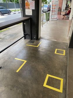 バーのテラス席。四角は立つ位置を示す。