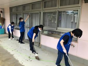 保育園の清掃をするANAのスタッフ。（写真提供＝ANA）