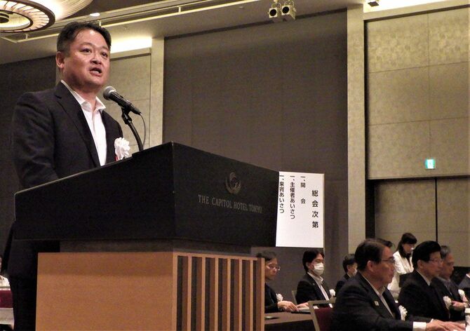 期成同盟会で静岡県の懸念について協議の場を設けるよう提案する長崎幸太郎・山梨県知事（東京都内）