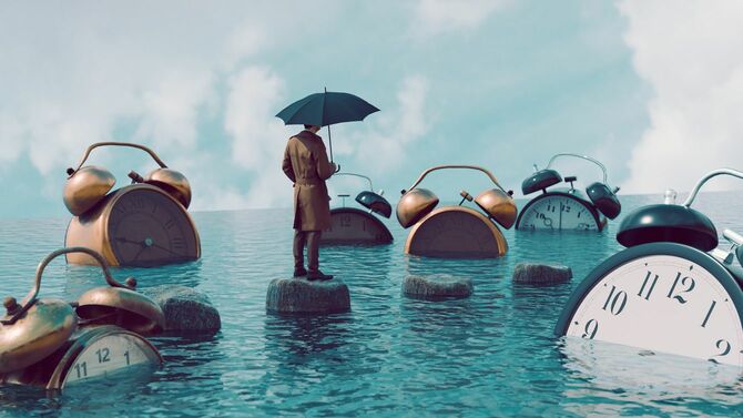 水の中にある大きな目覚まし時計を見ている傘をさした男