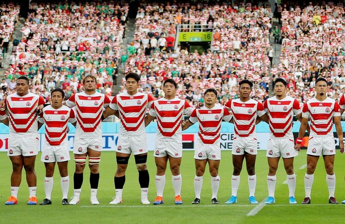 1次リーグ・日本－アイルランド。試合前に整列する日本代表。左から2人目がチーム最小の流大選手＝2019年9月28日、静岡・エコパスタジアム