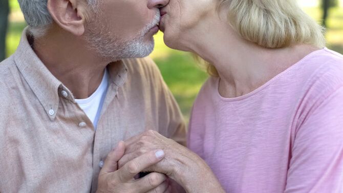 高齢者のカップルのキス