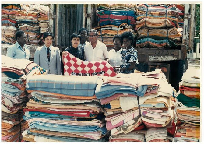 1985年のガーナ、毛布援助活動をする中川さん