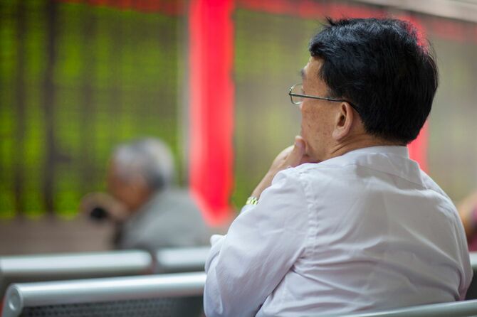 2015年8月24日、株価掲示板を見つめる中国市民
