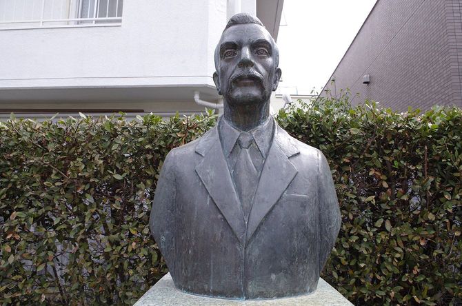 小泉八雲記念公園にある銅像（新宿区）