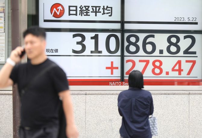 バブル崩壊後の最高値を更新する3万1086円82銭となった日経平均株価の終値を示すモニター=2023年5月22日午後、東京都中央区