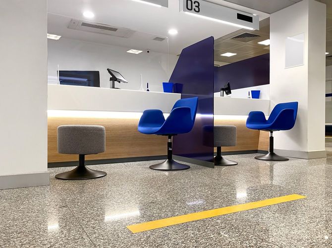 支店銀行の窓口カウンター