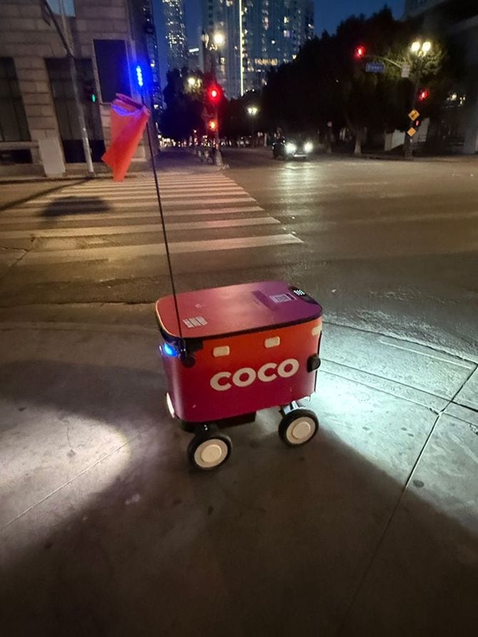 ロサンゼルスの街中で見かける無人宅配ロボット「COCO」