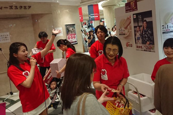 2018年、大阪市であずきバーのサンプリングイベントに参加する中島伸子さん（中央）