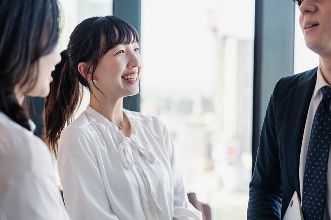 笑顔で話をする女性