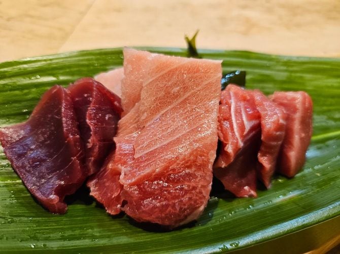 ミナミマグロ(左と中央)とクロマグロ(右)の刺し身