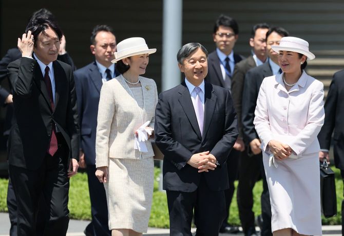 秋篠宮ご夫妻らに見送られ、インドネシアに出発される天皇、皇后両陛下=2023年6月17日午前、東京・羽田空港