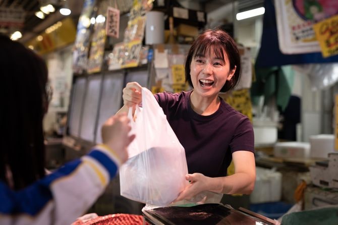店頭で元気よくあいさつし、笑顔で接客