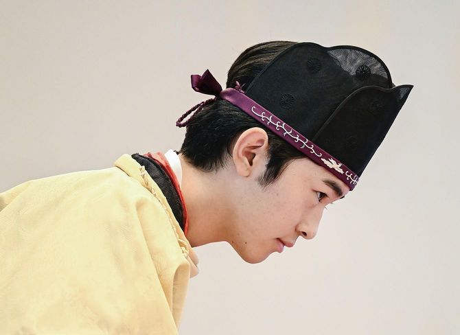 額当て「空頂黒幘」を着用し「加冠の儀」に臨まれる秋篠宮家の長男悠仁さま＝2025年9月6日午前10時1分、宮殿・春秋の間（代表撮影）