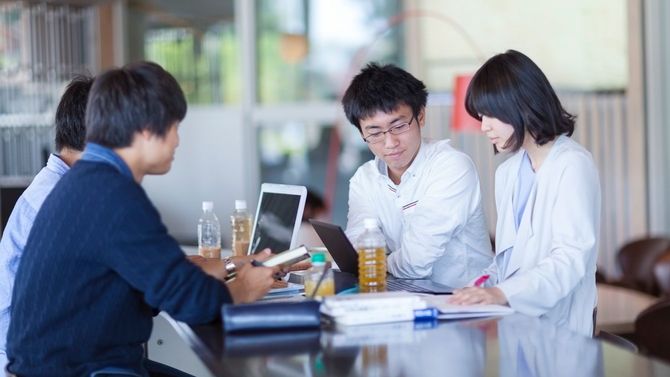 図書館で勉強する学生グループ