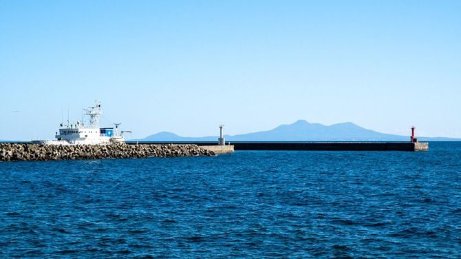 羅臼漁港から見える国後島