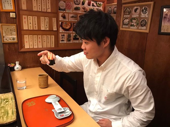 イチゴの寿司を眺める寿司リーマンさん