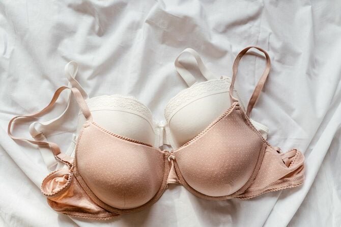 ベッドの上に置かれた2つのブラジャー