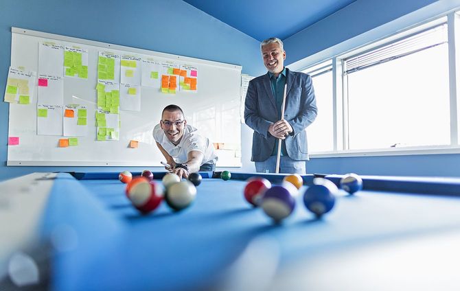 職場でビリヤードをしている同僚