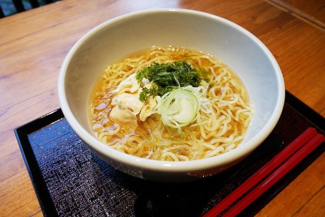 ドーミーイン宿泊者に夜食として無料で振る舞われる軽めのラーメン、『夜鳴きそば』。