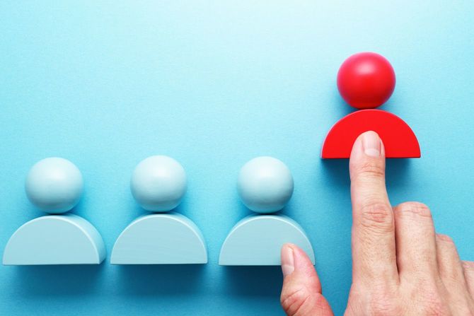 赤い人のアイコン ブロックを指す手。