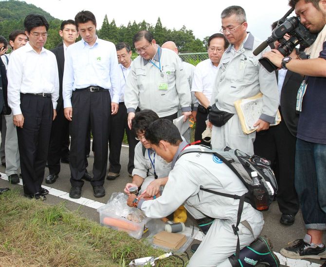 2011年8月24日、福島県伊達市で国の除染モデル事業を視察する細野豪志原発事故担当相(当時=左から2人目)