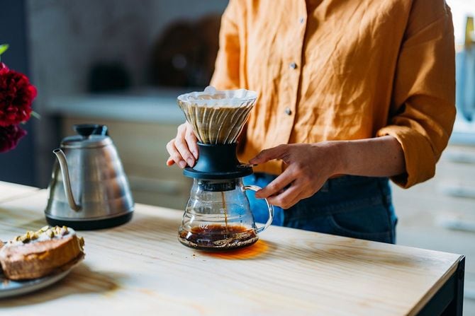 コーヒーを淹れる人